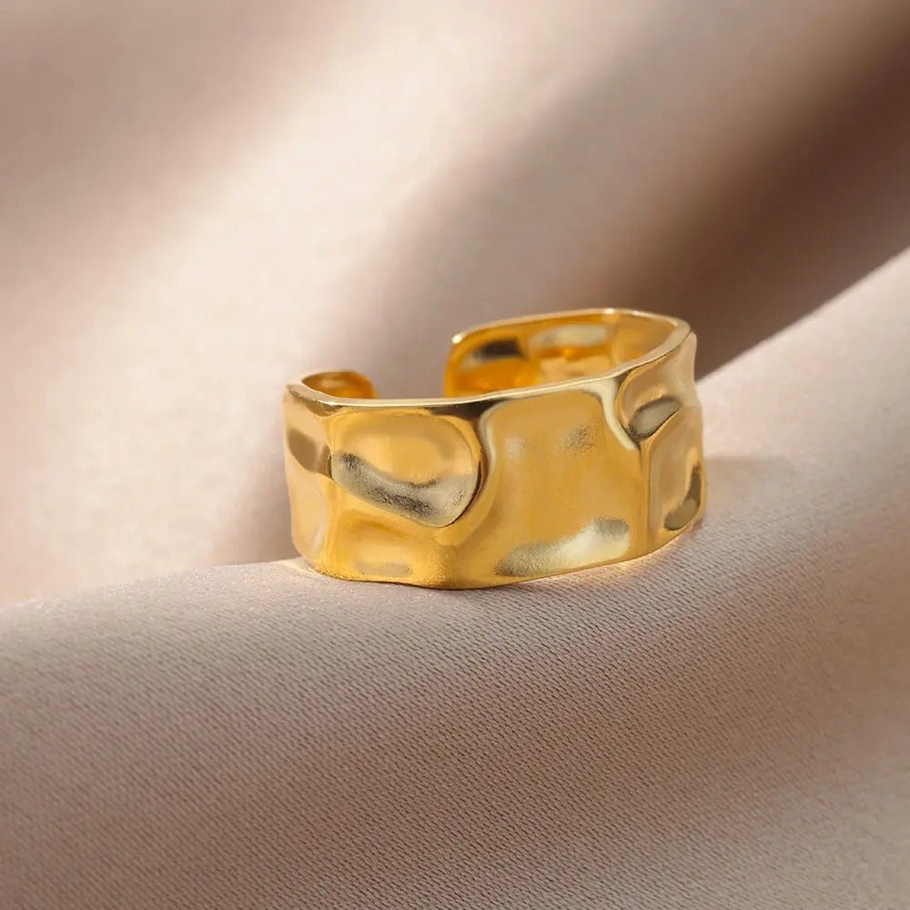 Goldring mit unebenem Design - ADOREE