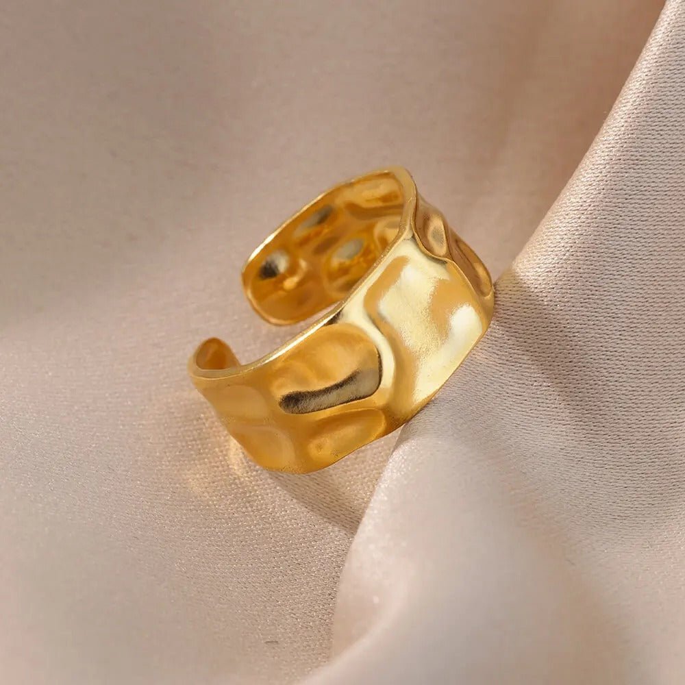 Goldring mit unebenem Design - ADOREE
