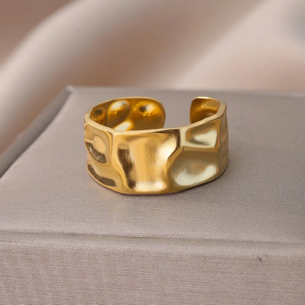 Goldring mit unebenem Design - ADOREE