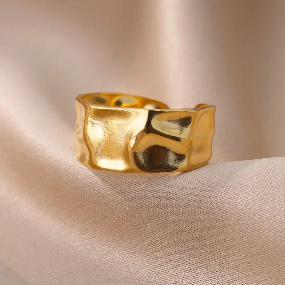 Goldring mit unebenem Design - ADOREE