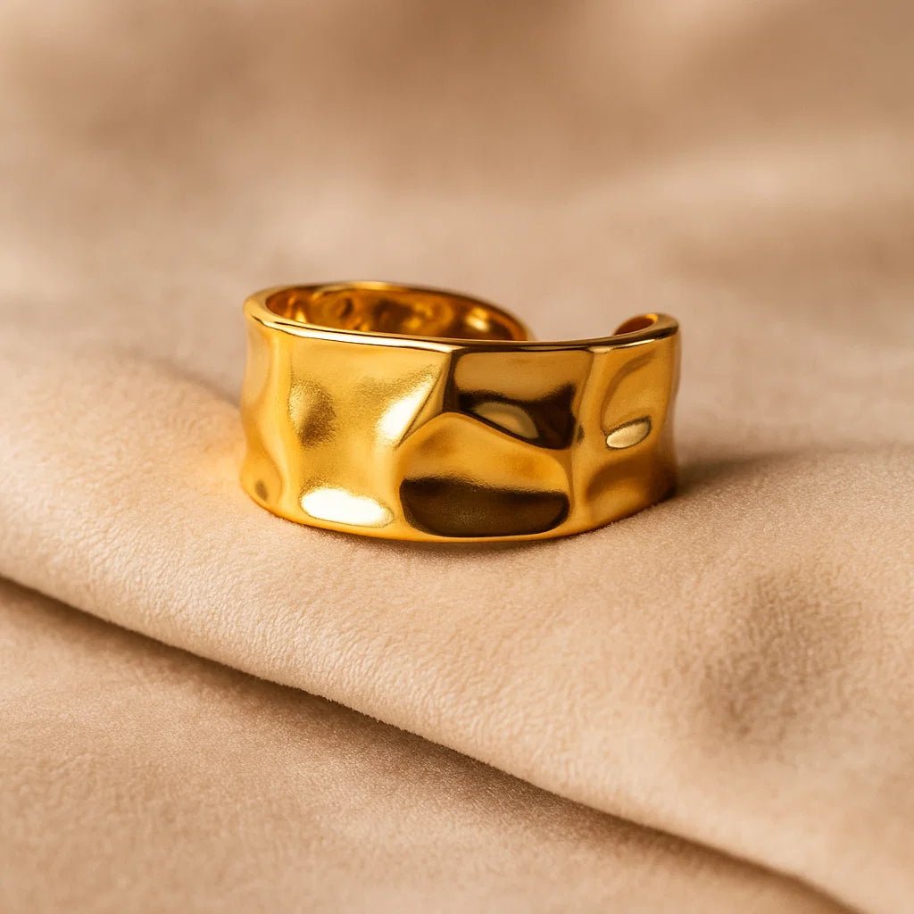 Goldring mit unebenem Design - ADOREE